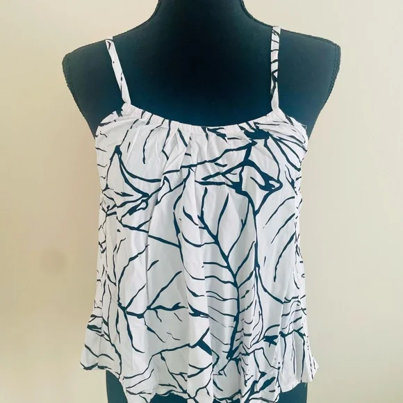 Elegant Black and White Leaf Print Camisole - Picture 1 of 3